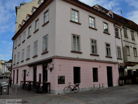 Hiša Cankarjevo nabrežje 3