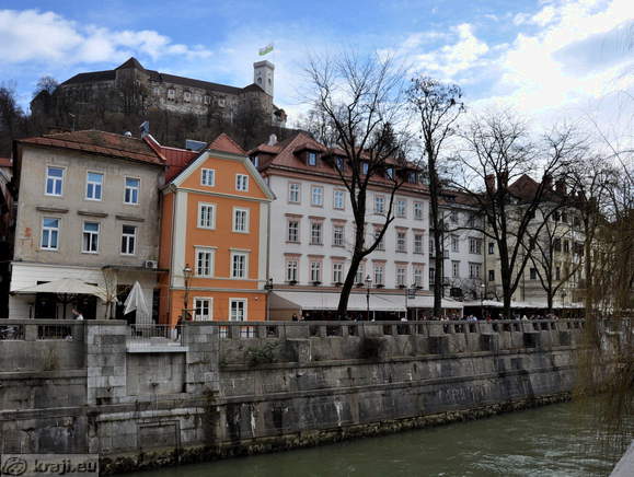 Cankarjevo nabrežje in Ljubljanski grad v ozadju