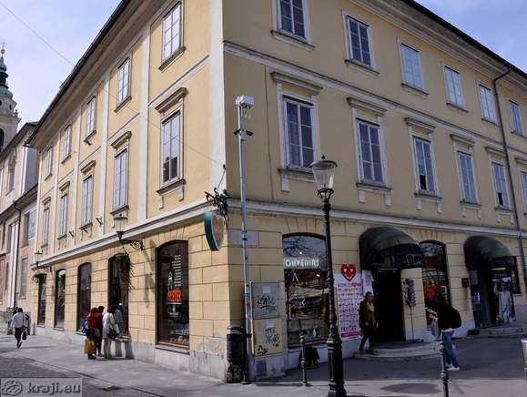 Hiša med stolnico in tržnico