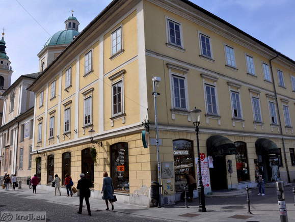 Hiša med Ciril-Metodovim trgom, Vodnikovim trgom in Dolničarjevo ulico