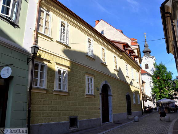 Gornji trg 21 with the St. Florian's Church in the background