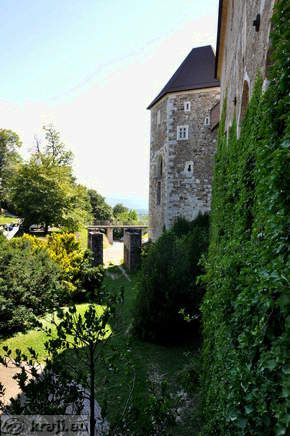 Peterokotni stolp z zunanje strani gradu