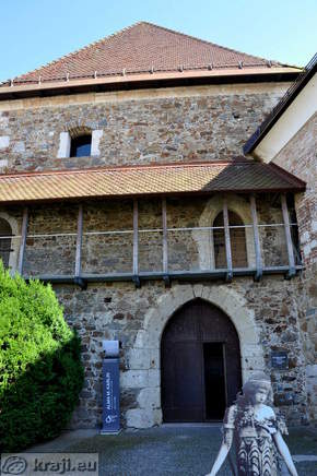 Vhod v peterokotni stolp