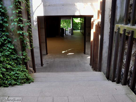 Pot z Ljubljanskega gradu proti zgornji postaji vzpenjače