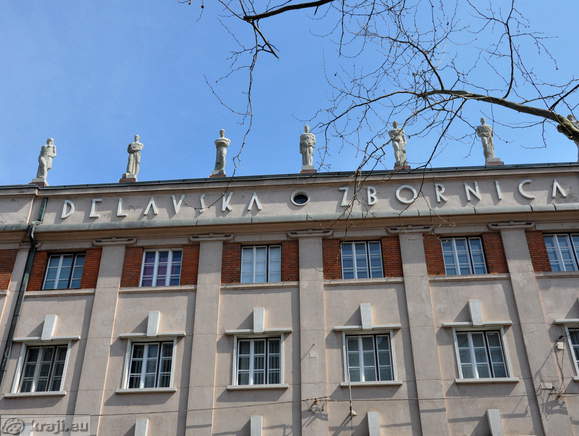 Delavska zbornica - Kipi (kipar Lojze Dolinar)