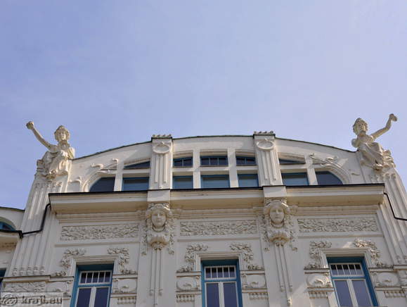 Sedeči ženski figuri