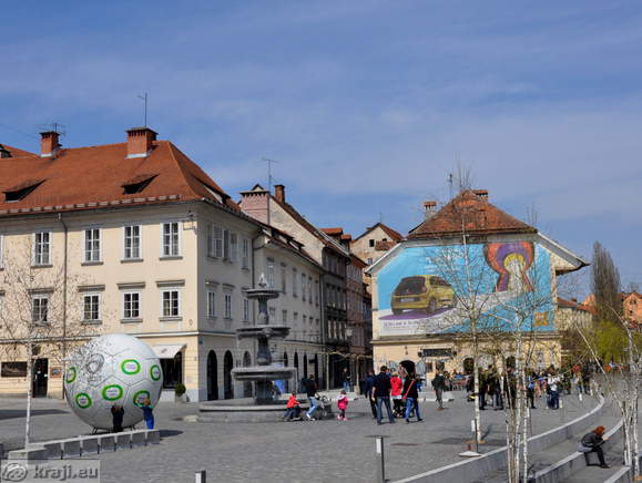 Novi trg z Zlato ladjico v ozadju