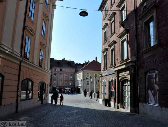 View of the Cobbler's Bridge from Stari and Mestni trg