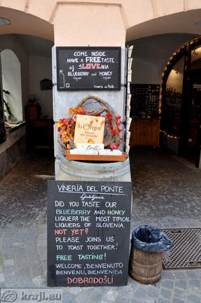 Vineria Del Ponte - In front of the entrance