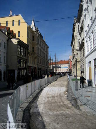 Cross-country skiing on Stritar Street