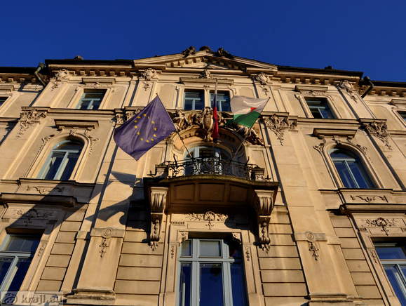 Pročelje z balkonom