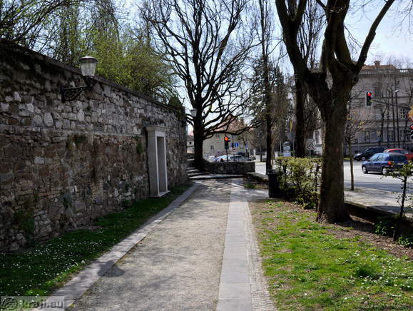 Walls at the crossing of Emonska and Zoisova cesta