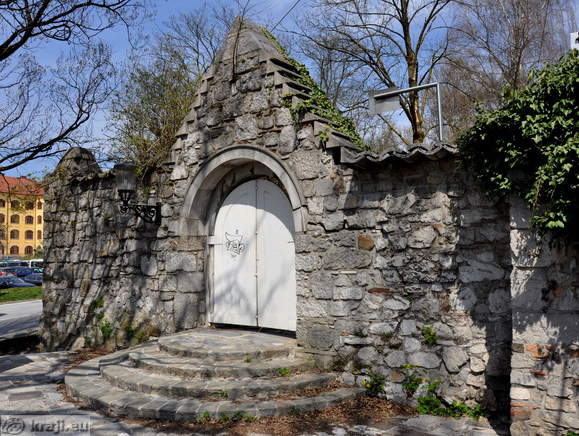 Side entrance into the Krizanke