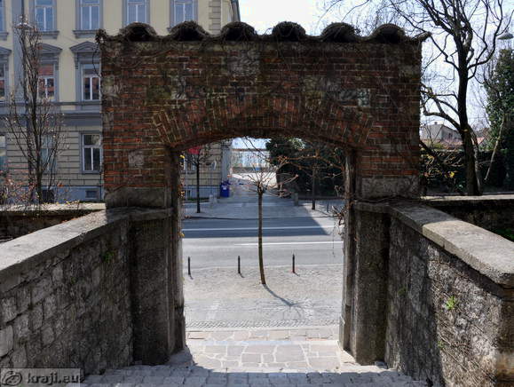 Passage to Zoisova cesta at the end of Krizevniska soteska
