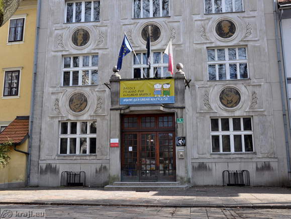 The facade with the graphite medallions with portraits of Slovenian musicians