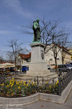 Vodnikov spomenik pred nekdanjim licejem