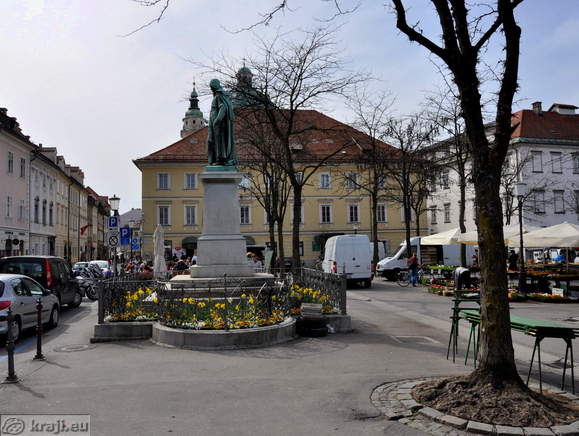 Vodnikov spomenik na Vodnikovem trgu