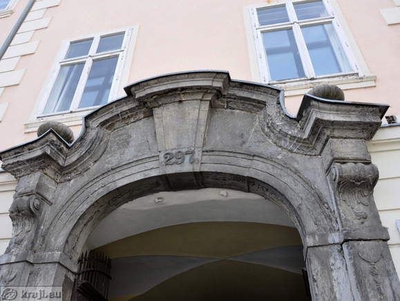 Vodnikov trg 5 - 297