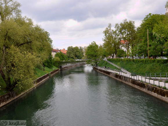 Šentjakobski most v ozadju