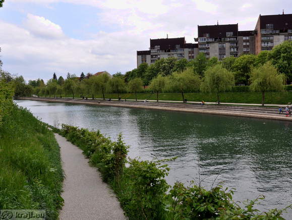 Pogled na Trnovski pristan z drugega brega
