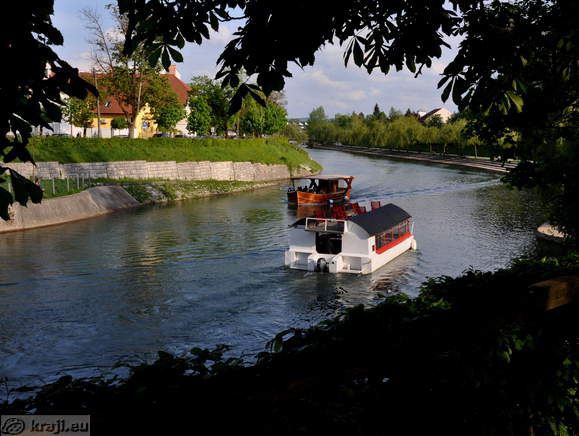 Ladji na Ljubljanici pri Trnovskem pristanu
