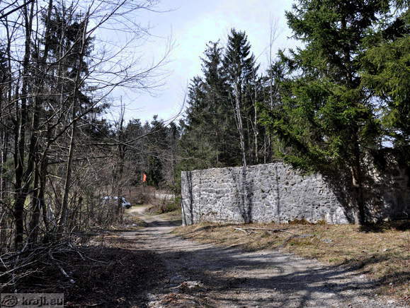 Gozdna cesta ob trdnjavi