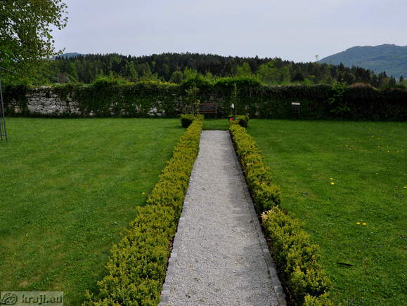 Smaller park at the Tustanj Castle