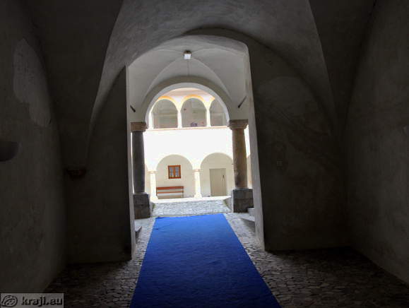 Pogled na grajsko dvorišče