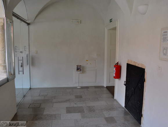 Pred vhodom v poročno dvorano