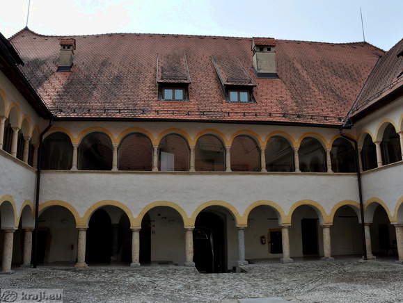 Arkadni hodnik ob dvorišču