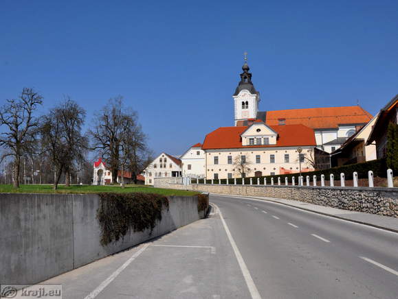 Pogled na cerkev sv. Petra in okoliške stavbe v Komendi