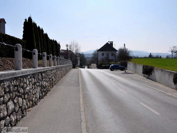 Parkirišče pri pokopališču v Komendi