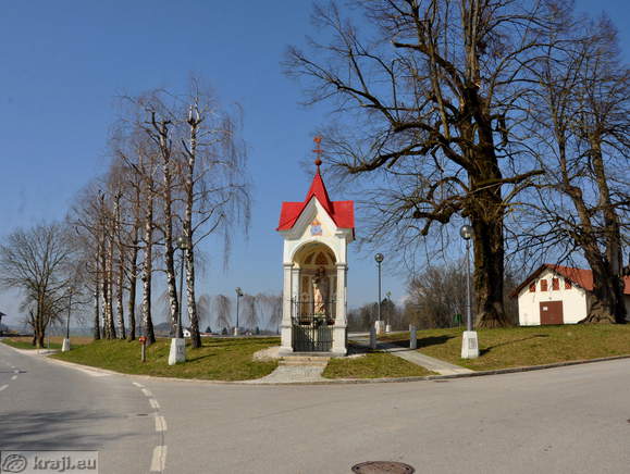 Cesta ob cerkvi proti Cerkljam na Gorenjskem