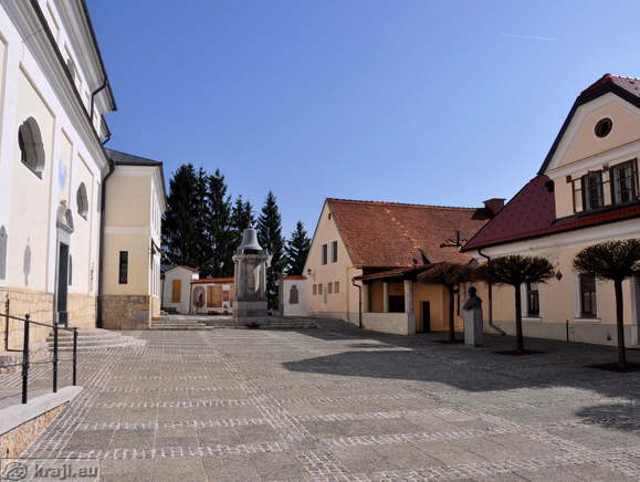 Osrednji trg pred cerkvijo v Komendi