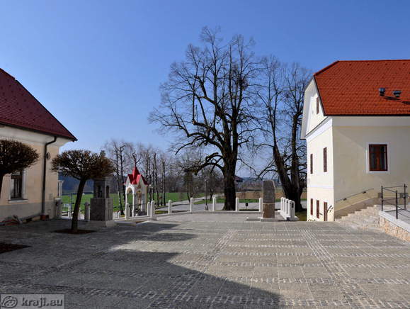 Pogled na začetek ploščadi pred cerkvijo