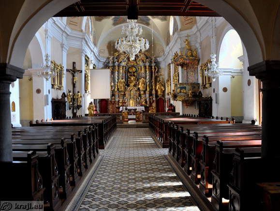 Notranjost baročne cerkve