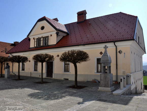 Župnijski urad Komenda