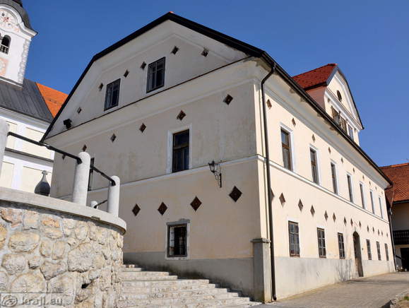 Stavbe ob cerkvi sv. Petra v Komendi