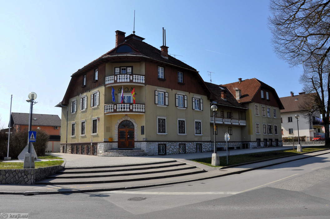 Komenda - Dom (die Kultur-und Bildungs ​​Hause) - Gemeinde