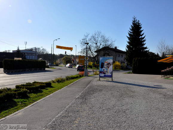 Manjše parkirišče pri križišču