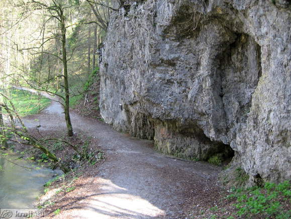 Path below Devil's rocks where is Veliki Mocilnik