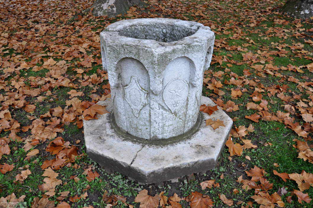 Venetian well