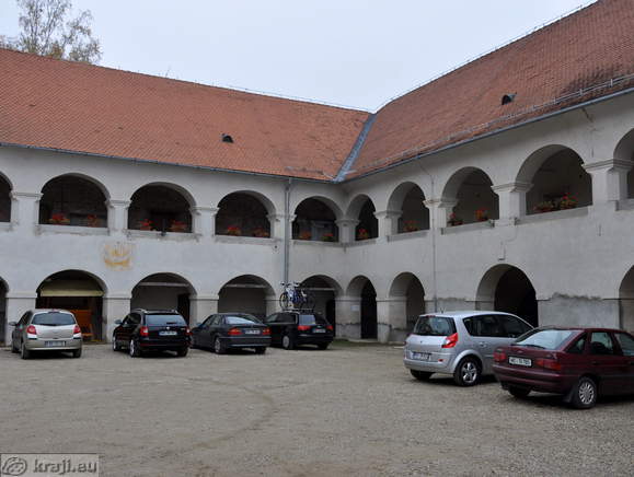 Parkirišče na grajskem dvorišču