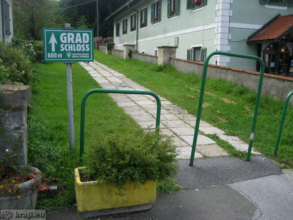 Pot proti gradu s spominskega parka Nikoli več