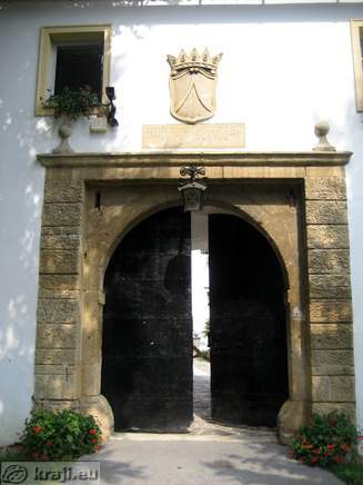 Vhod z grbom Herbersteinov nad vrati in luknjami za verige za vzdižni most