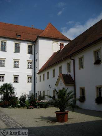 Pogled na del poslopja, ki obkroža zunanje dvorišče