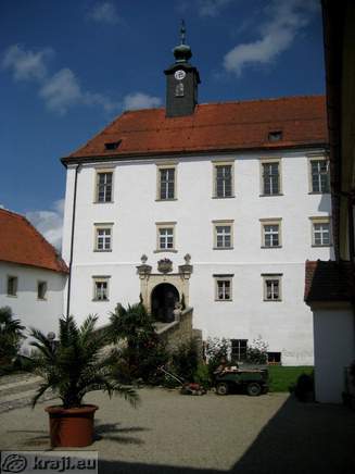 Zunanje dvorišče, ki ga obkroža enonadstropno gospodarsko poslopje