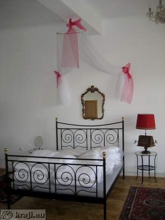 Grajska soba s posteljo
