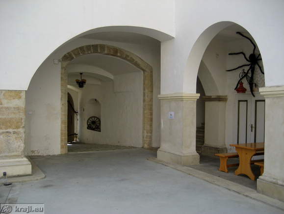 Prehod proti zunanjemu dvorišču