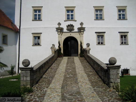 Ograjena rampa vodi do vhoda v notranje dvorišče